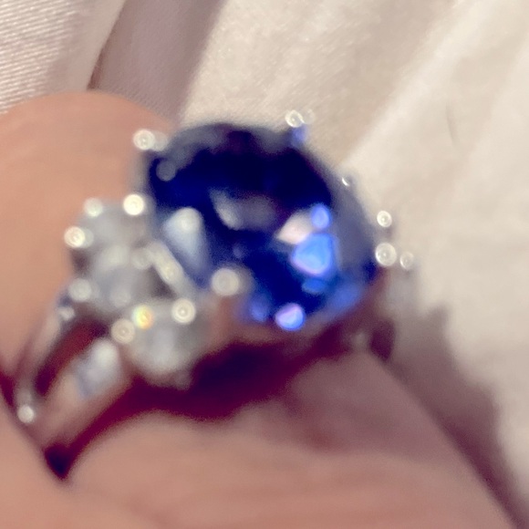 Triple A quality cubic zirconia ring in sapphire blue and silver - Picture 2 of 5